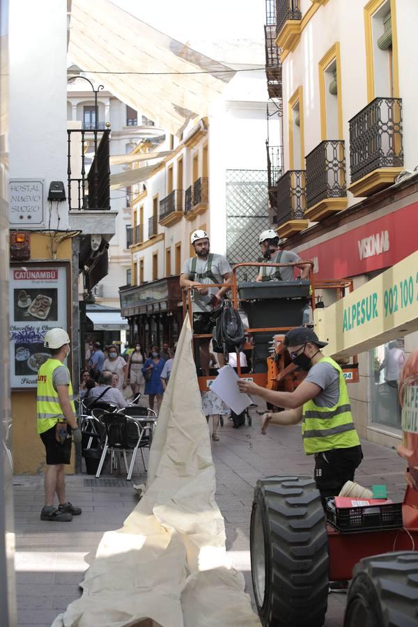 Los toldos llegan por fin al centro de Sevilla, en fotos