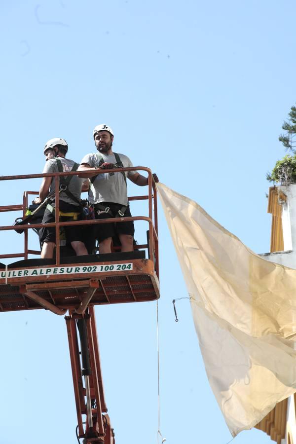 Los toldos llegan por fin al centro de Sevilla, en fotos