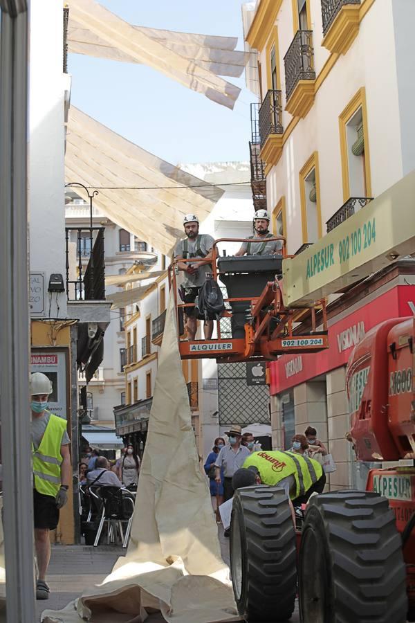 Los toldos llegan por fin al centro de Sevilla, en fotos