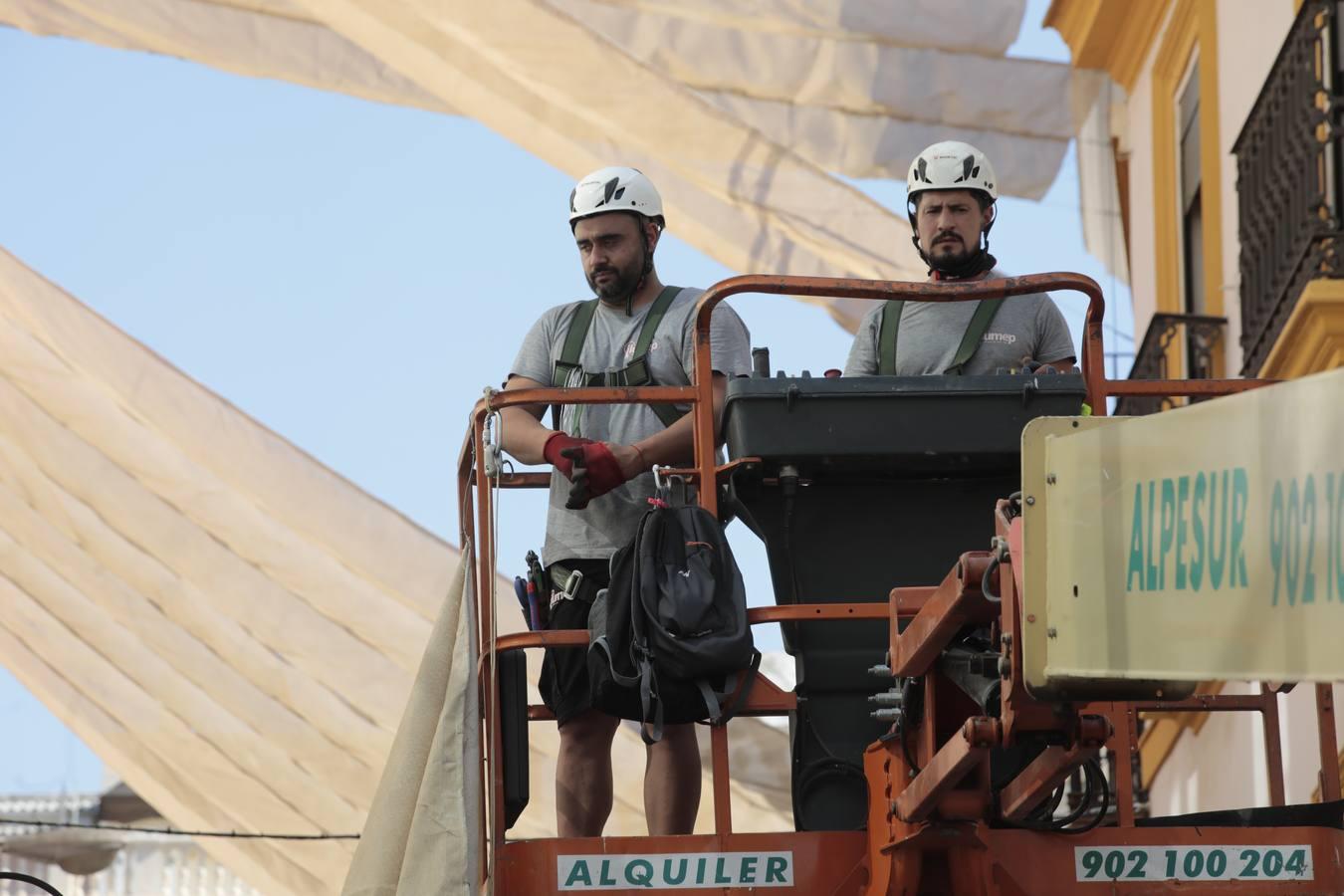 Los toldos llegan por fin al centro de Sevilla, en fotos