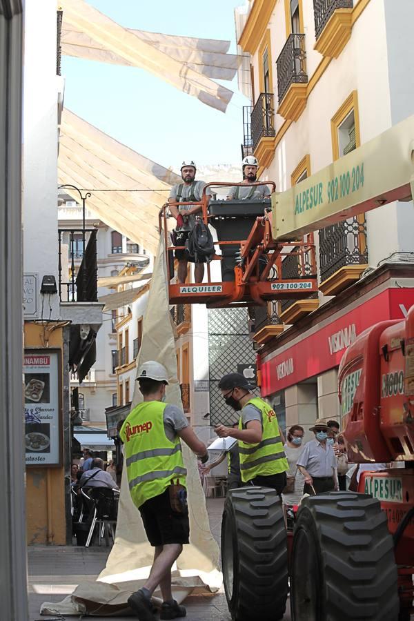 Los toldos llegan por fin al centro de Sevilla, en fotos