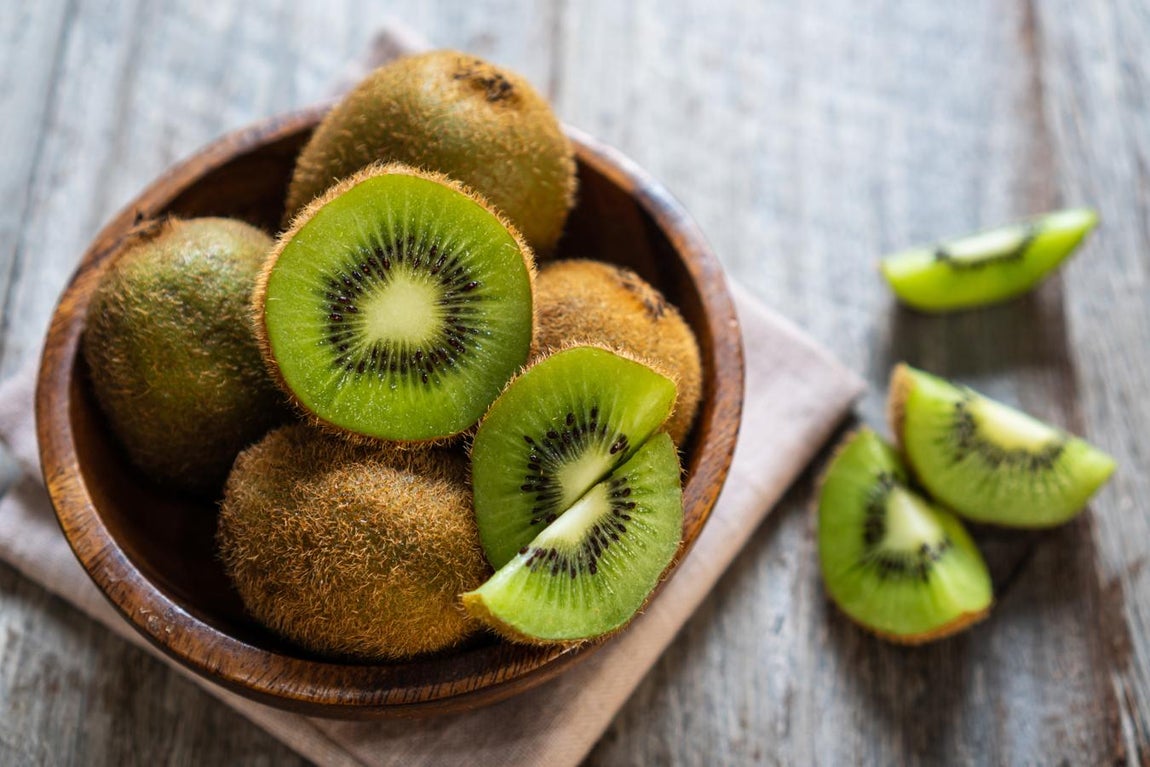 Kiwis. El <a href="https://www.abc.es/bienestar/alimentacion/abci-como-saber-si-kiwi-esta-maduro-y-cuales-beneficios-202002010344_noticia.html" target="_blank">kiwi</a> es una fruta que contiene 3 gramos de fibra en 100 g,ramos del producto. Este tipo de fibra es tanto soluble como insoluble, lo que hace que retenga una gran cantidad de agua y aumenta la masa fecal, además de suavizar el tránsito.