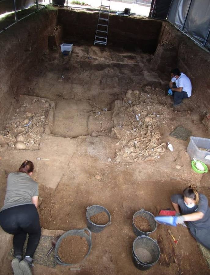 Las excavaciones en la fosa de Pico Reja, en imágenes