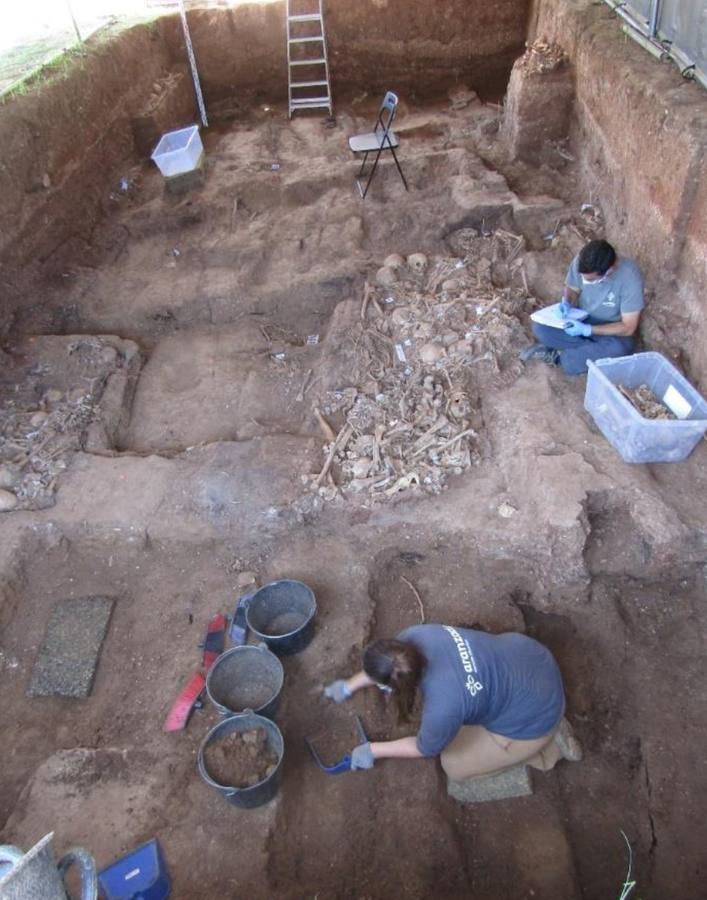 Las excavaciones en la fosa de Pico Reja, en imágenes