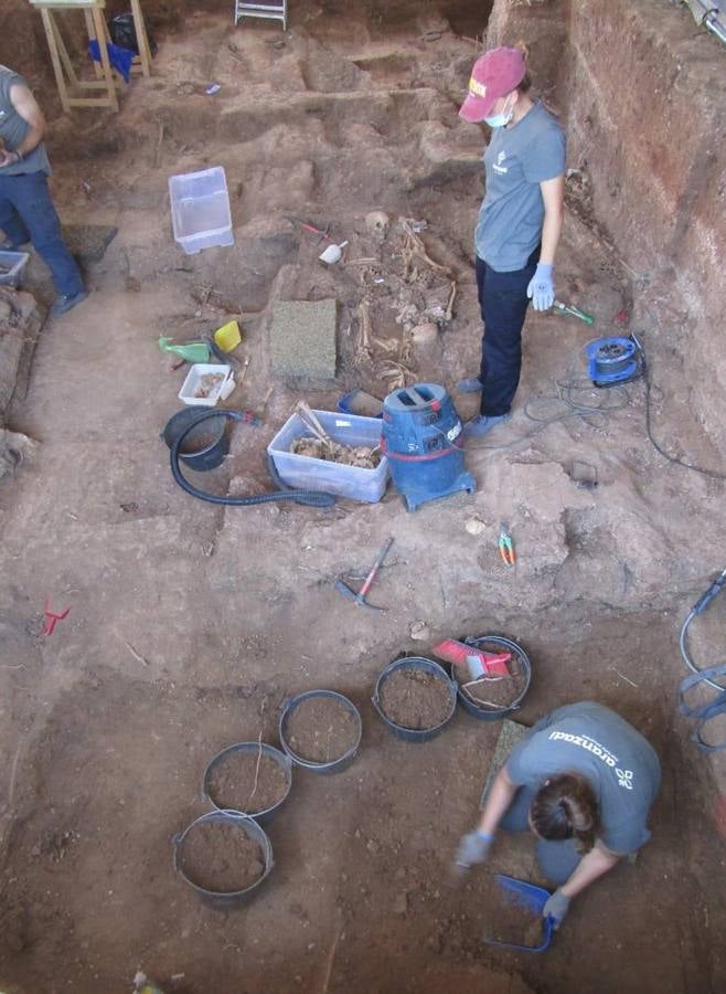 Las excavaciones en la fosa de Pico Reja, en imágenes