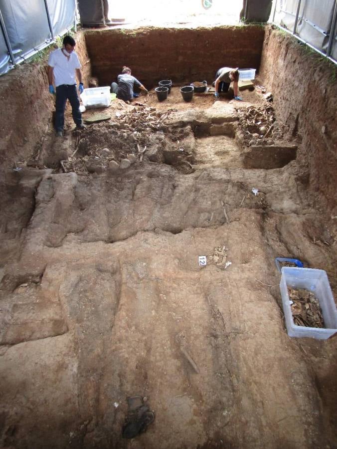 Las excavaciones en la fosa de Pico Reja, en imágenes