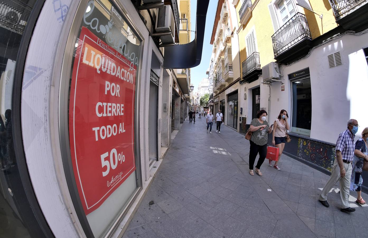 Numerosos negocios del centro de Sevilla echan el cierre