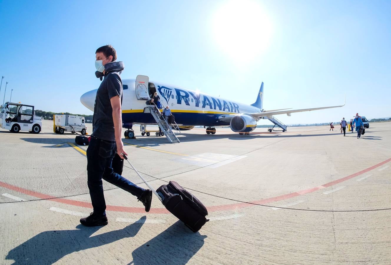 FOTOS: El aeropuerto de Jerez recupera su actividad y extrema la vigilancia contra el Covid-19