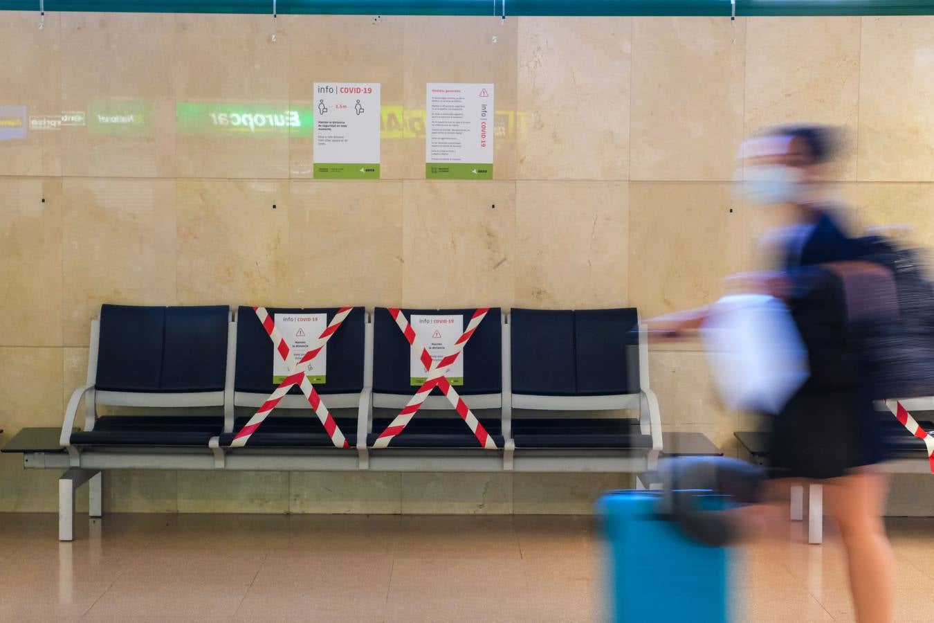 FOTOS: El aeropuerto de Jerez recupera su actividad y extrema la vigilancia contra el Covid-19