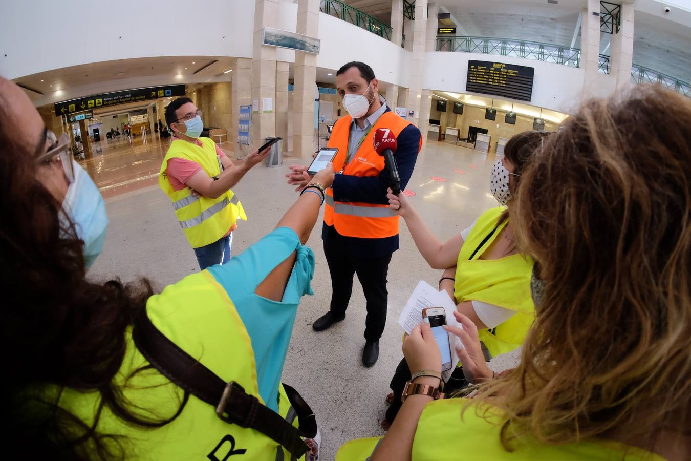 FOTOS: El aeropuerto de Jerez recupera su actividad y extrema la vigilancia contra el Covid-19