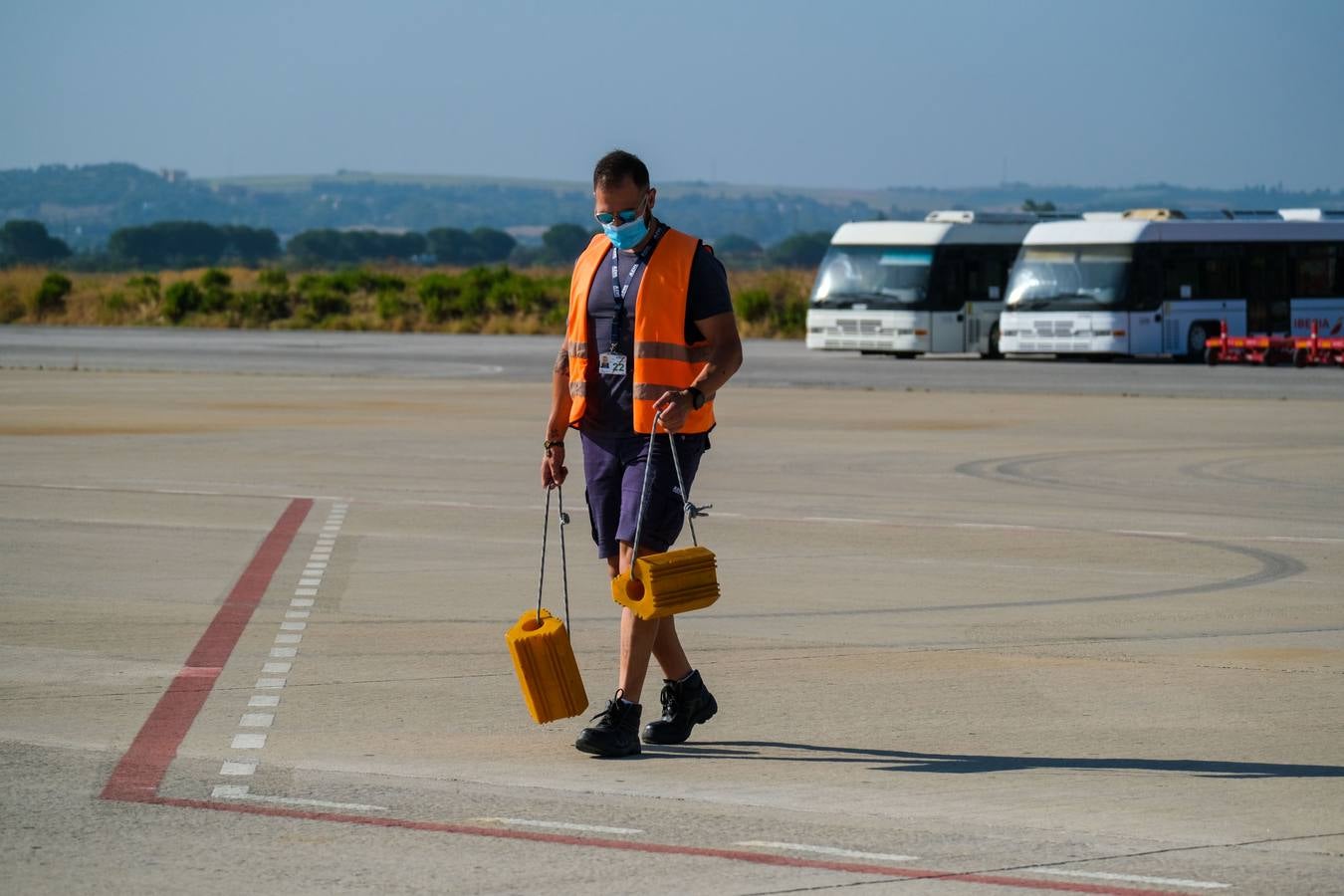 FOTOS: El aeropuerto de Jerez recupera su actividad y extrema la vigilancia contra el Covid-19