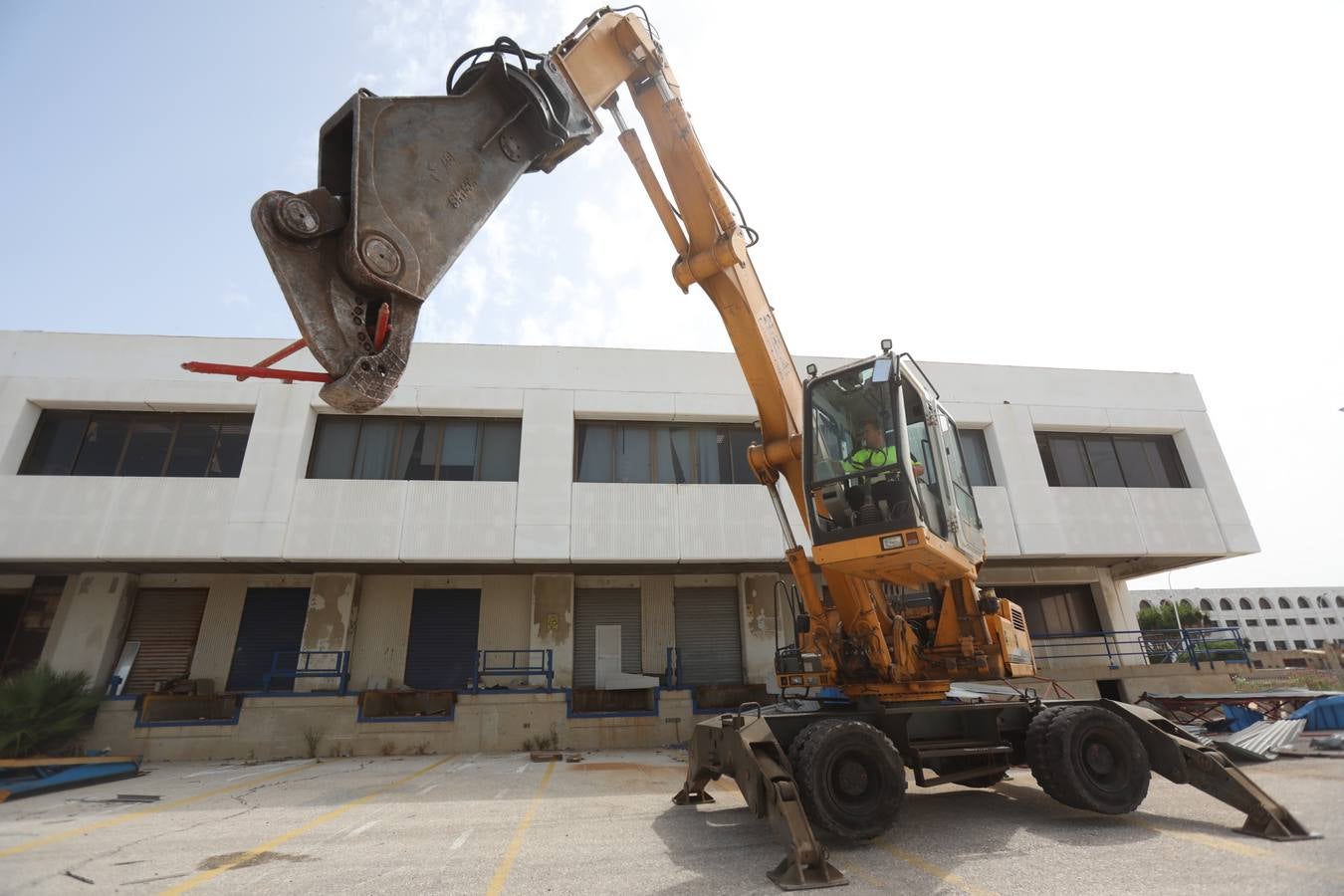 FOTOS: La piqueta acaba con la antigua Altadis en Cádiz