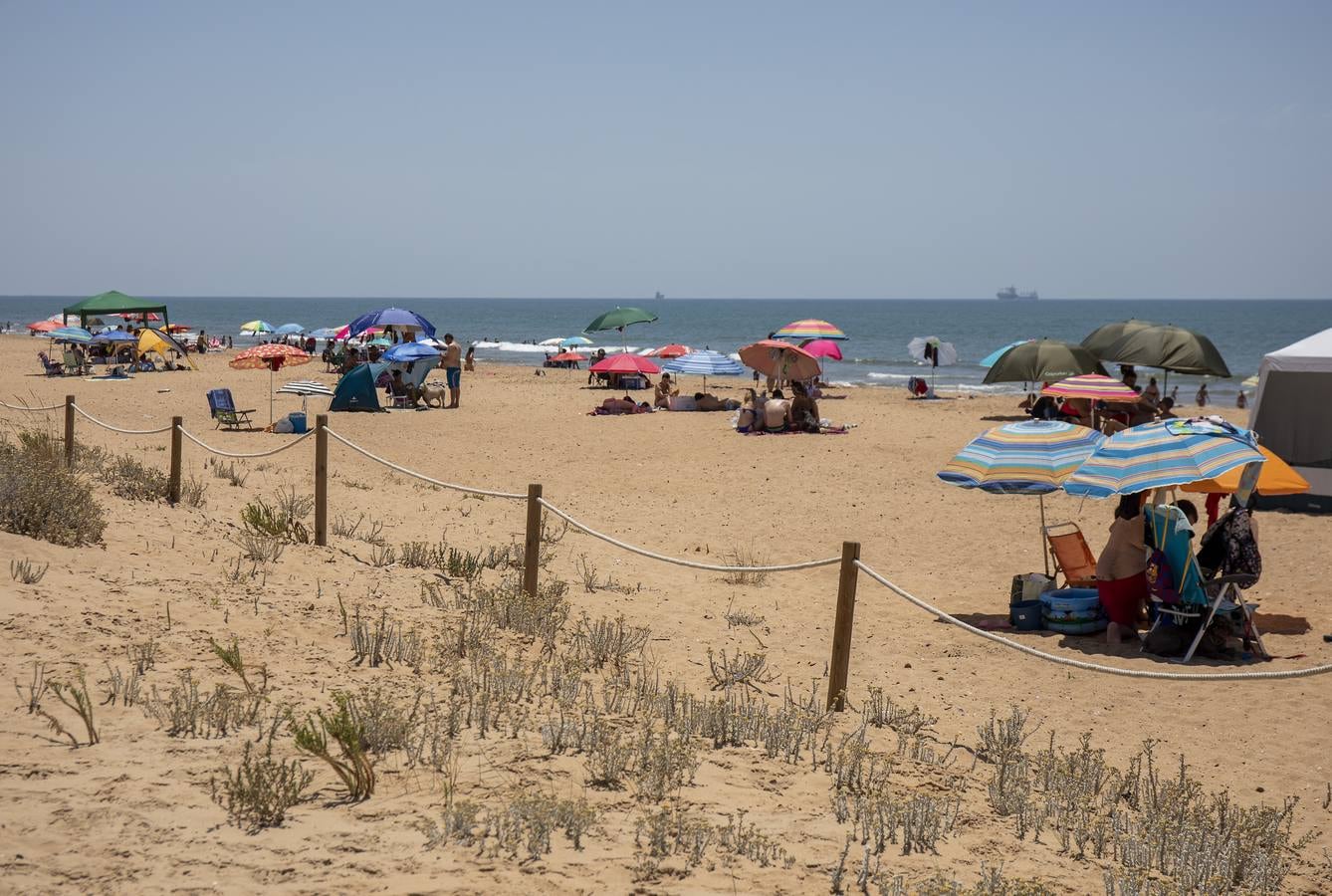 En imágenes, ambiente familiar en la Playa El Espigón en Huelva