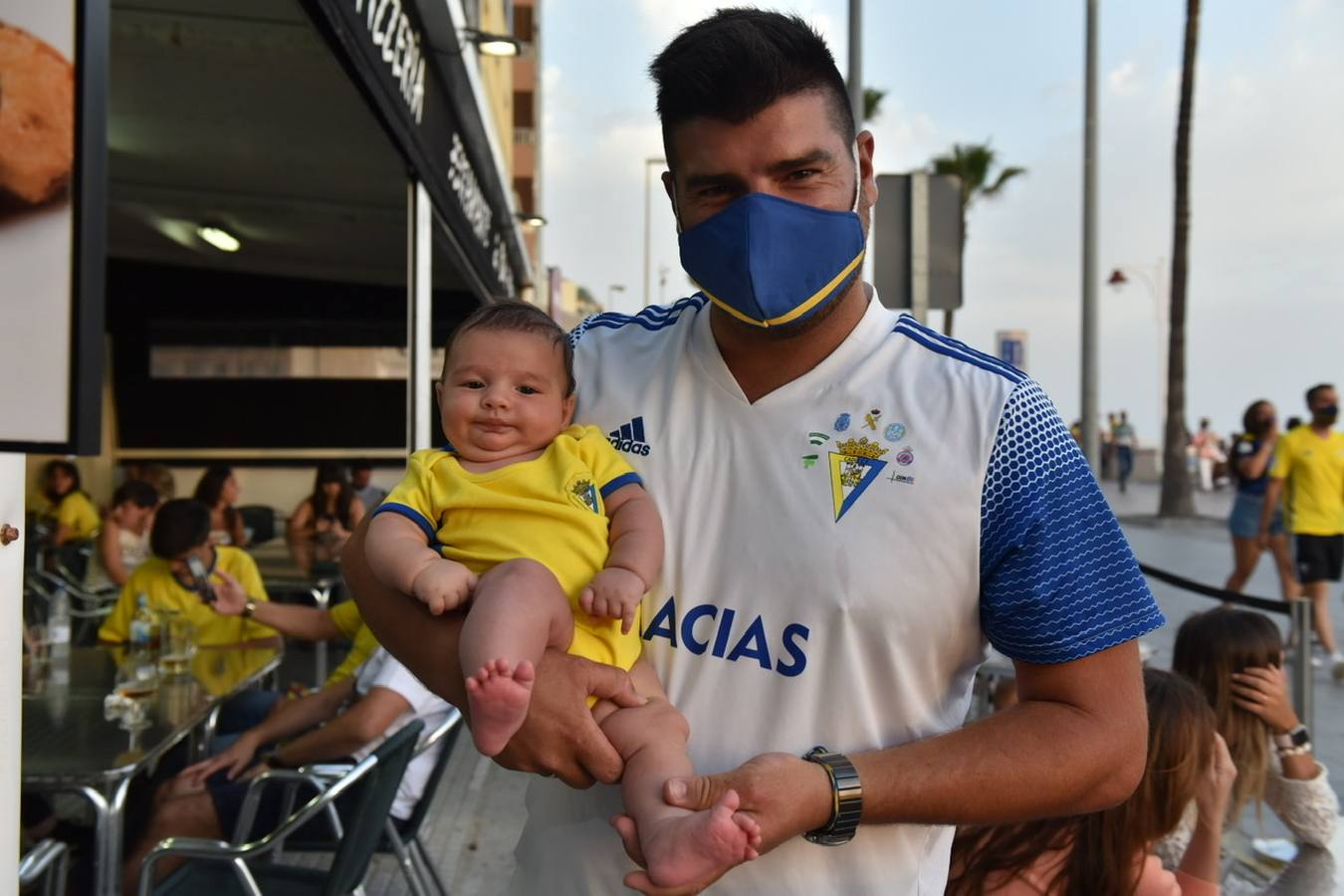 FOTOS: Los cadistas viven con nervios e ilusión el Cádiz CF-Fuenlabrada