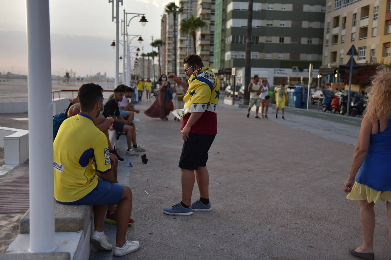 FOTOS: Los cadistas viven con nervios e ilusión el Cádiz CF-Fuenlabrada