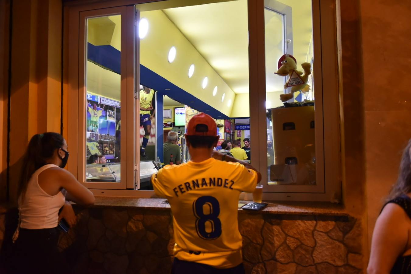 FOTOS: Los cadistas viven con nervios e ilusión el Cádiz CF-Fuenlabrada