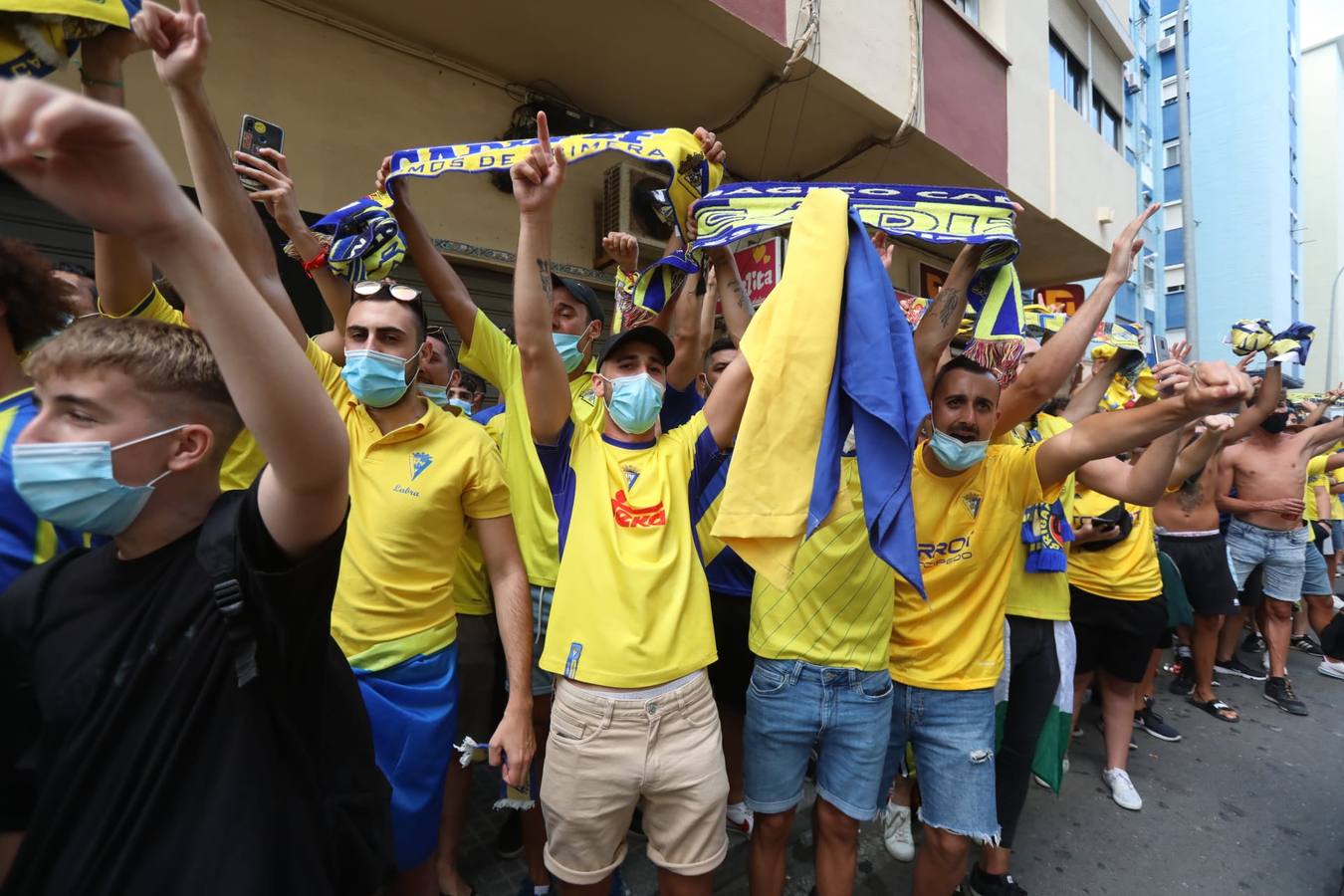 Fotos: Los aficionados del Cádiz CF reciben a su equipo