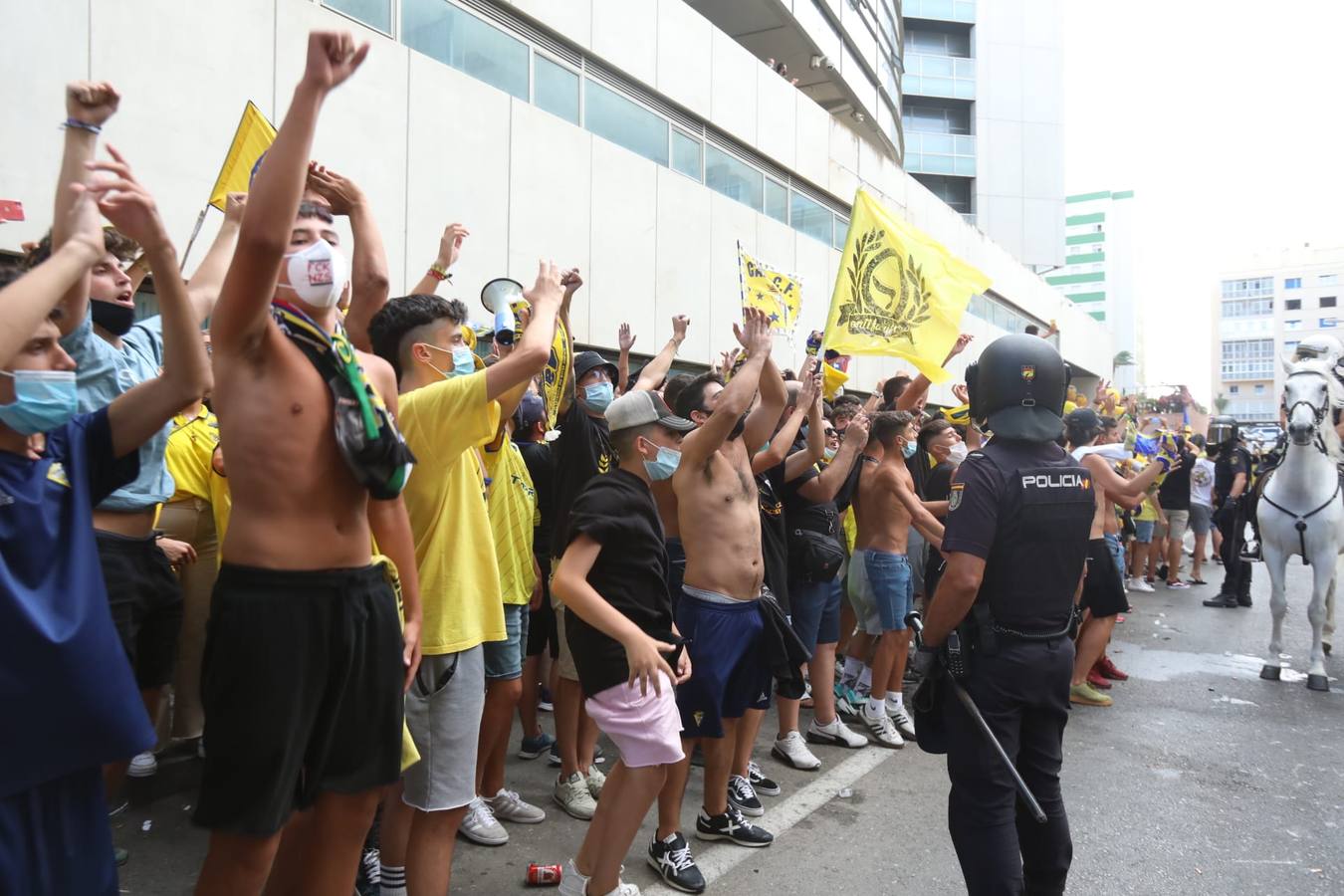 Fotos: Los aficionados del Cádiz CF reciben a su equipo