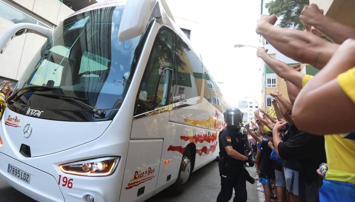 Fotos: Los aficionados del Cádiz CF reciben a su equipo