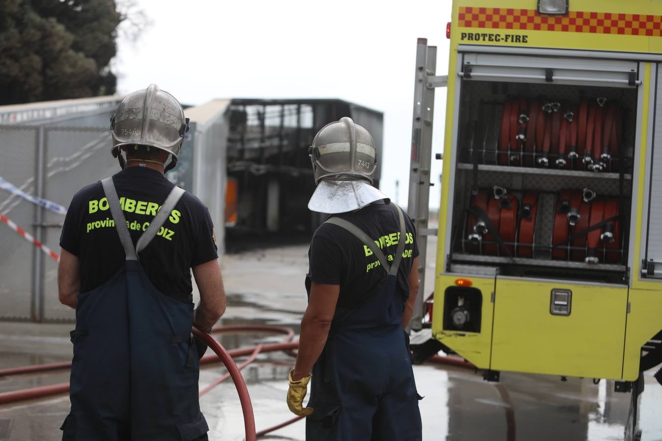 FOTOS: El fuego devora la pérgola de Santa Bárbara en Cádiz