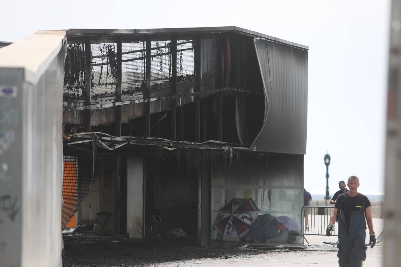 FOTOS: El fuego devora la pérgola de Santa Bárbara en Cádiz