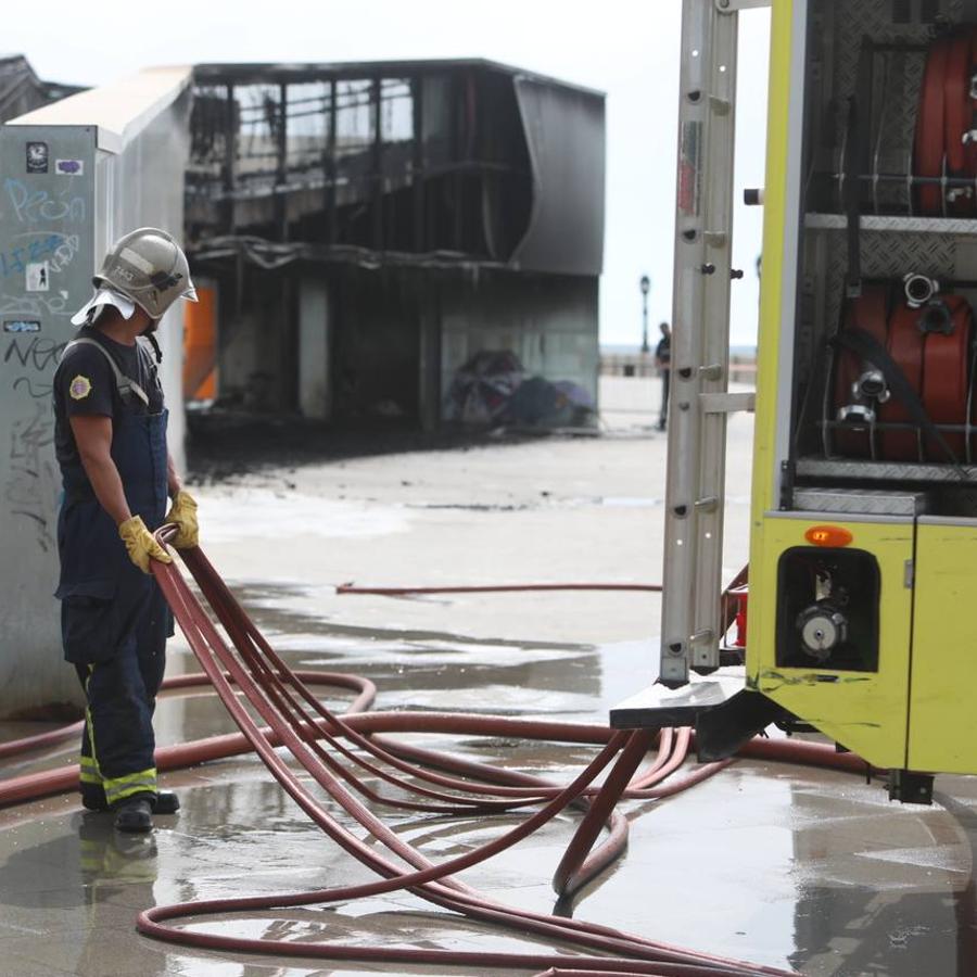 FOTOS: El fuego devora la pérgola de Santa Bárbara en Cádiz