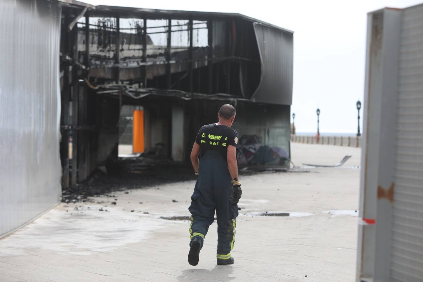 FOTOS: El fuego devora la pérgola de Santa Bárbara en Cádiz