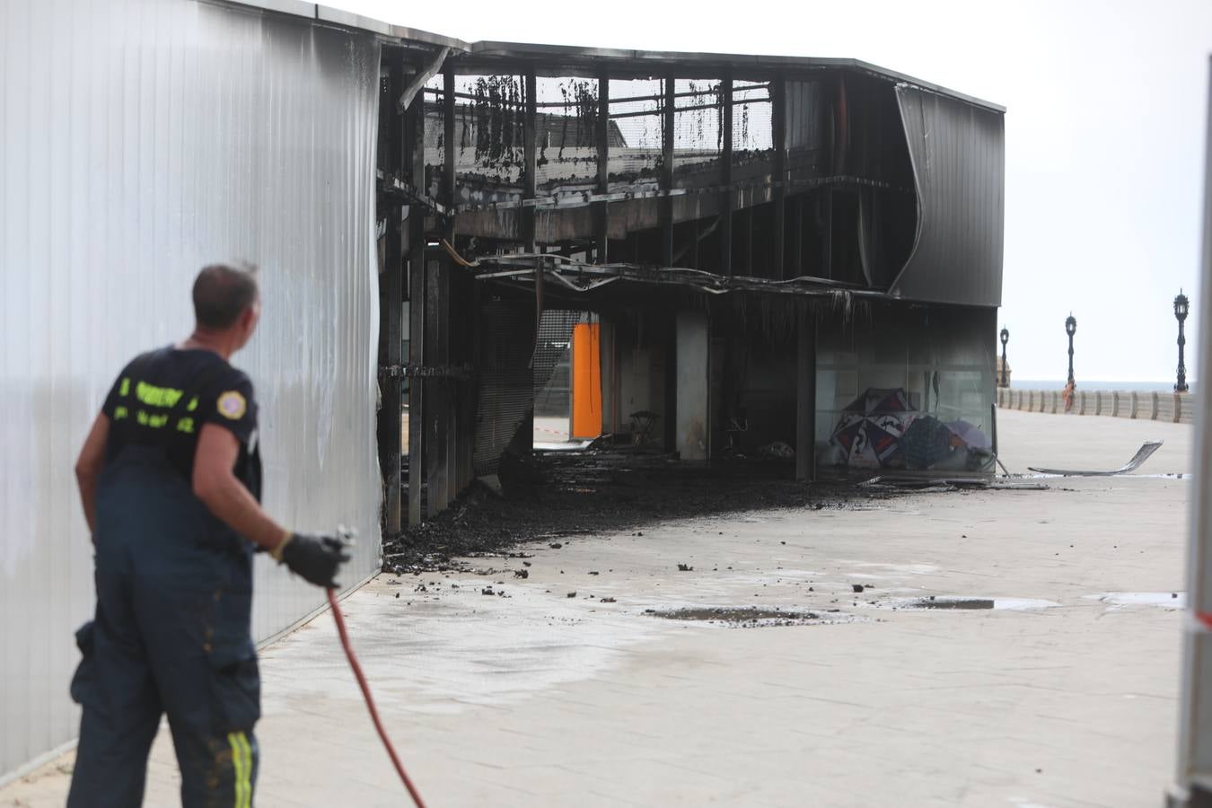 FOTOS: El fuego devora la pérgola de Santa Bárbara en Cádiz