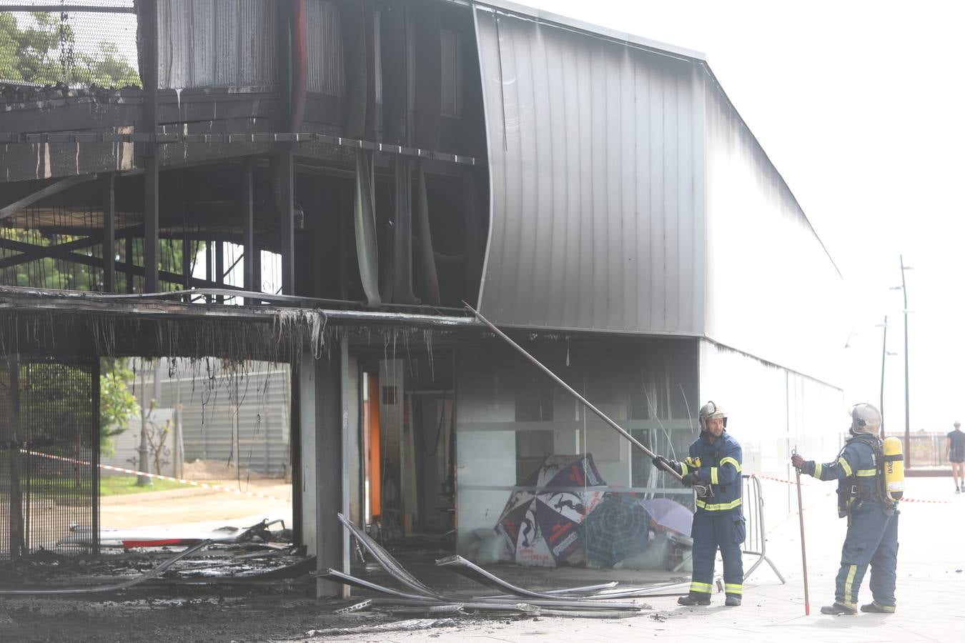 FOTOS: El fuego devora la pérgola de Santa Bárbara en Cádiz