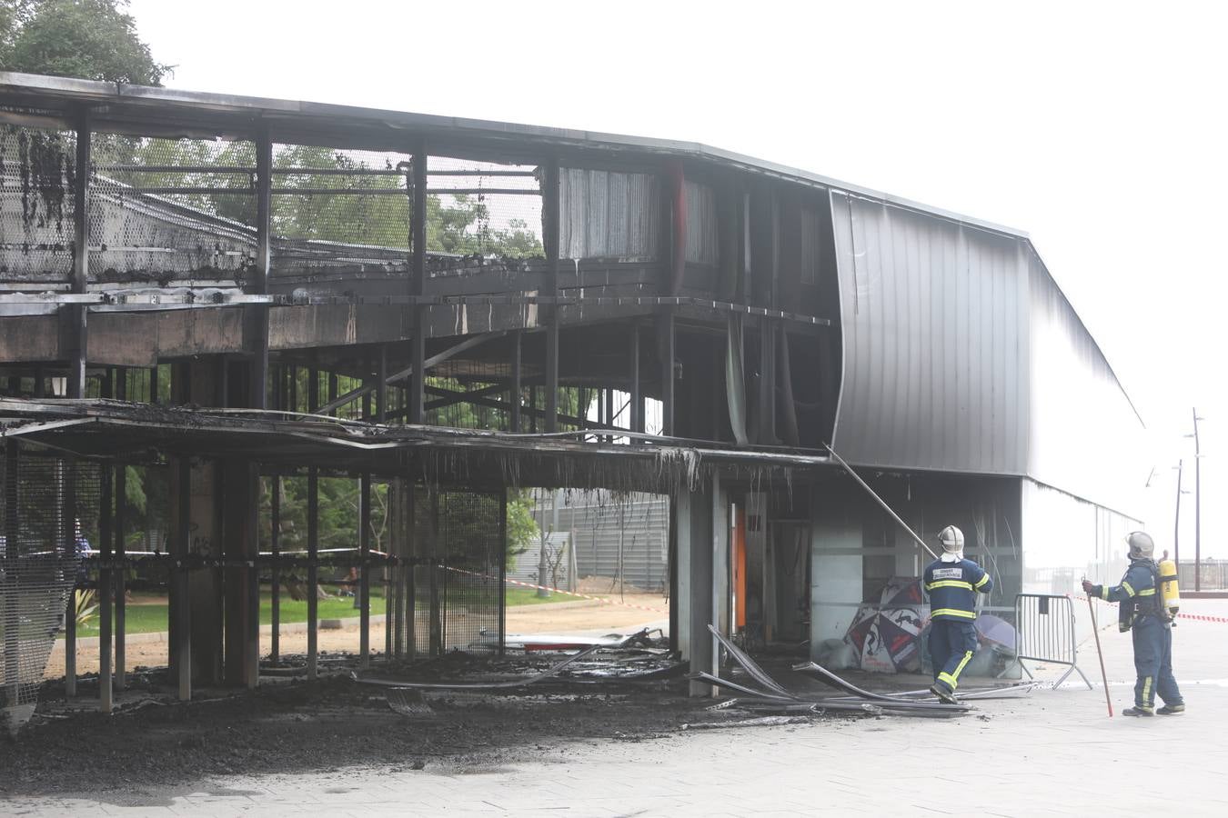 FOTOS: El fuego devora la pérgola de Santa Bárbara en Cádiz