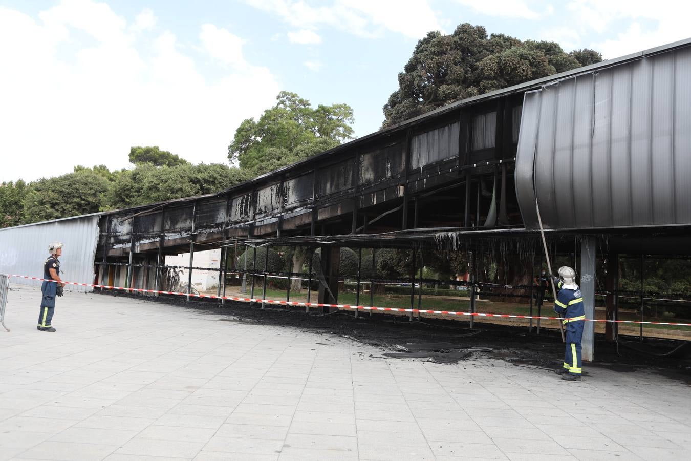 FOTOS: El fuego devora la pérgola de Santa Bárbara en Cádiz