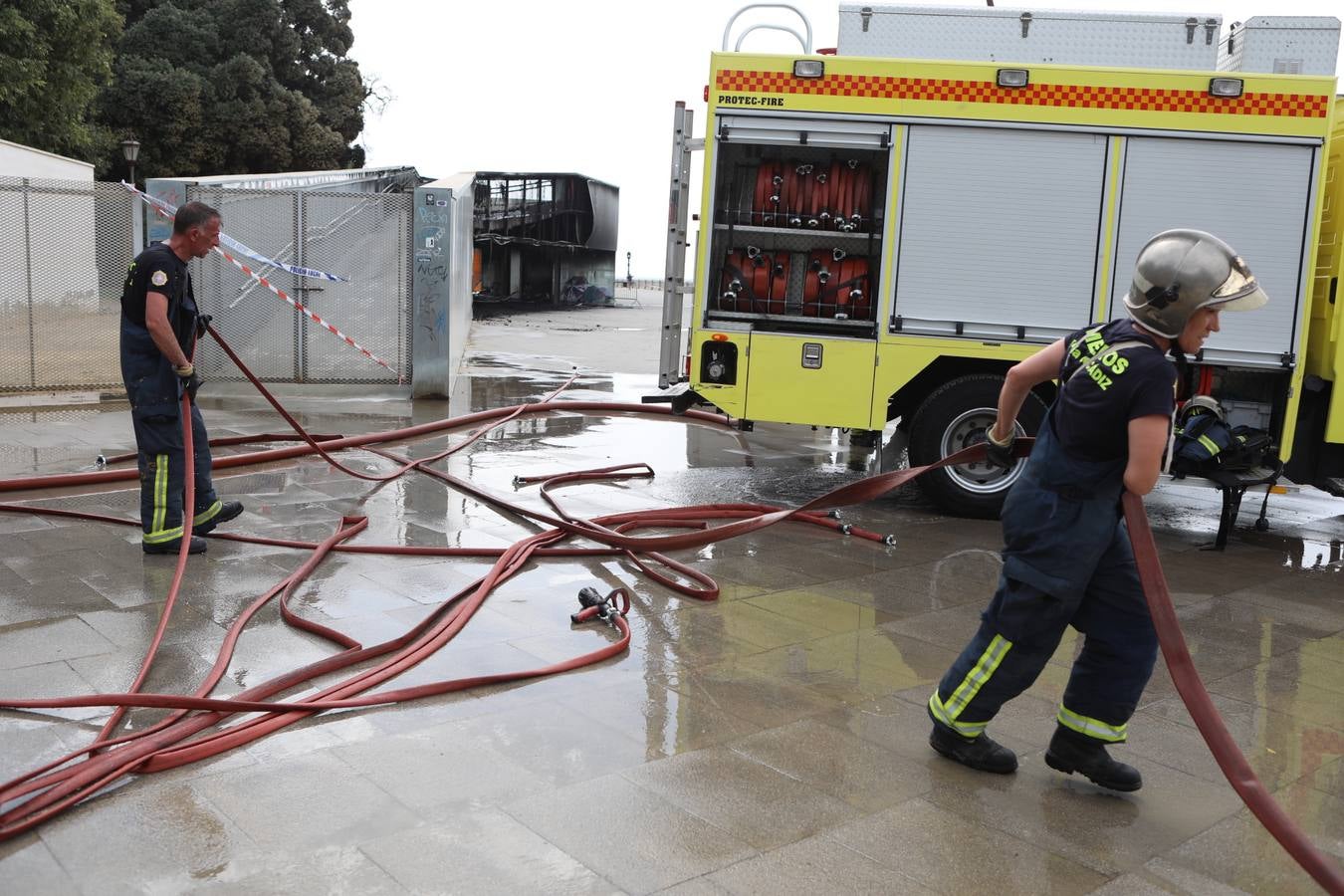 FOTOS: El fuego devora la pérgola de Santa Bárbara en Cádiz