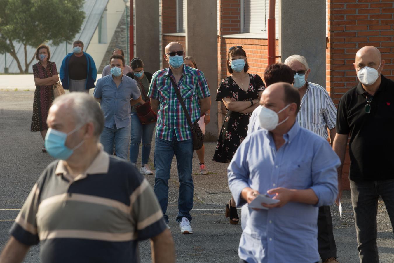 Cola para votar en la localidad lucense de Burela, epicentro del rebrote activo en la comarca de A Mariña, que afecta en estos momentos a más de 180 personas.. 