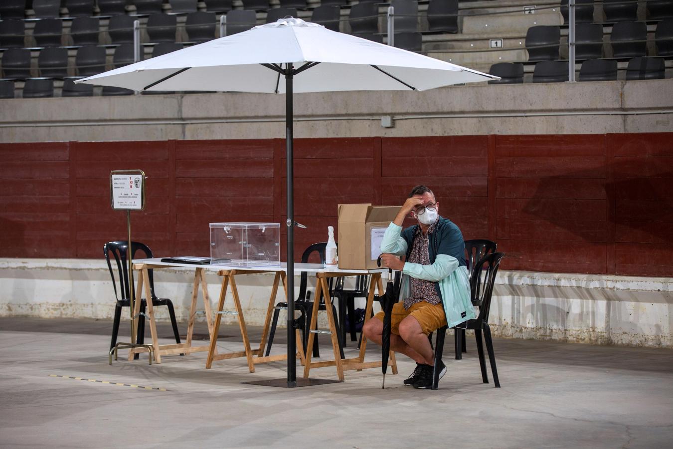 Los votantes deben llevar la mascarilla puesta, enseñar el DNI pero no entregarlo, respetar la distancia física y hacer uso de los hidrogeles. 