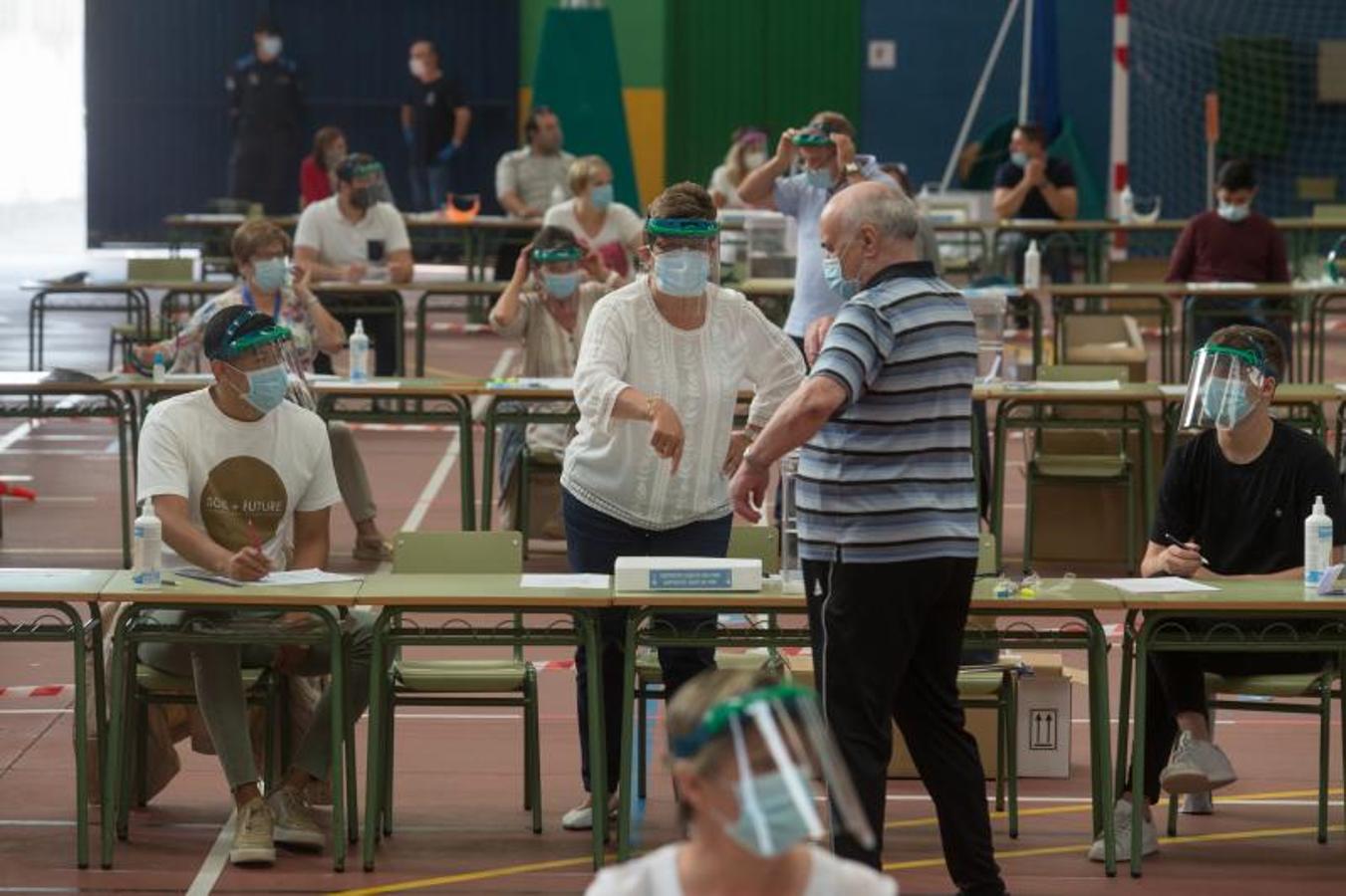 Aparte de medidas sanitarias básicas, se ha procurado en territorio gallego que las zonas de votar sean en espacios amplios.. 