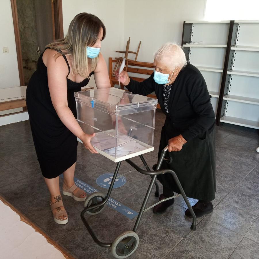 Una señora de 104 años vota en Valga (Pontevedra). Las personas mayores eran uno de los colectivos cuya participación se mantenía más en duda por el temor a los contagios.. 