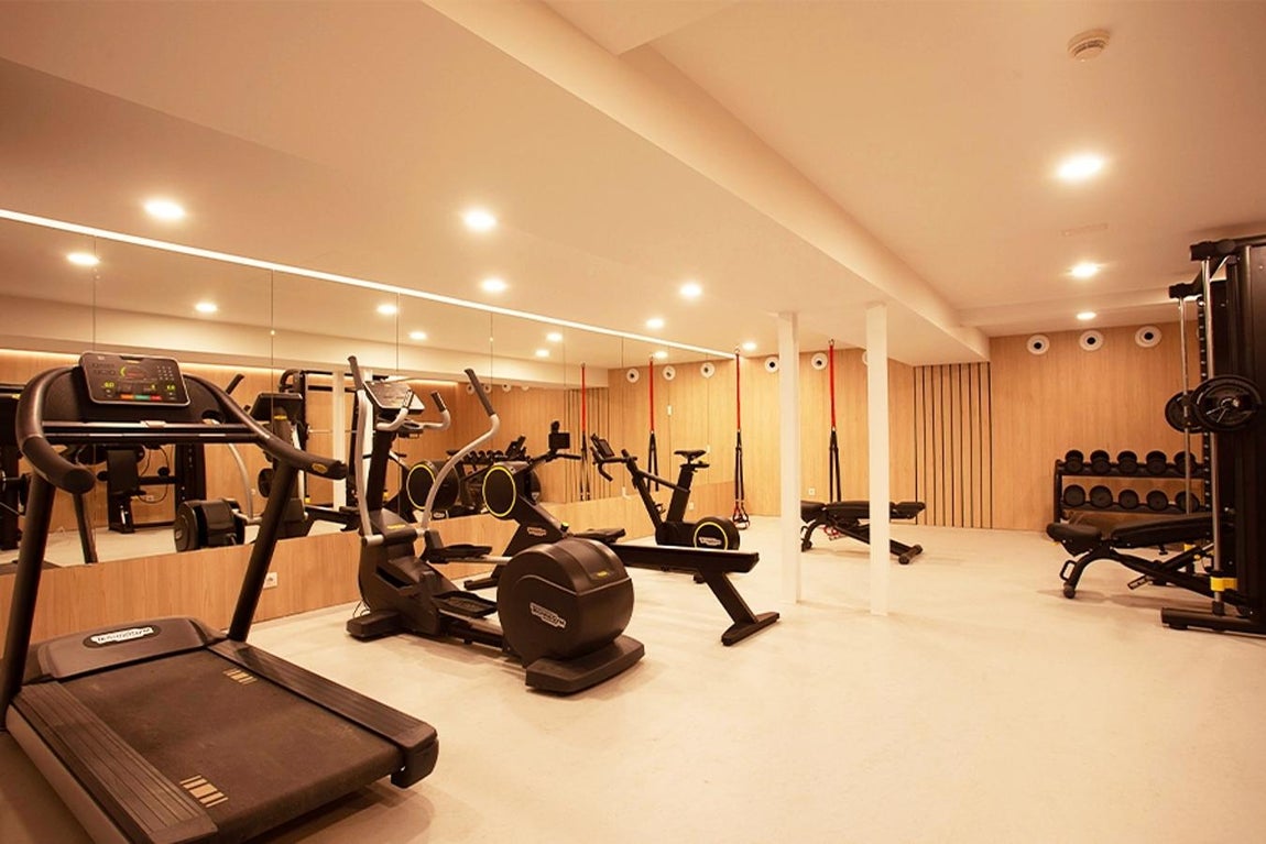 Instalaciones deluxe. Tampoco podía faltar un gimnasio completamente equipado, uno de los requisitos imprescindibles para el futbolista. Es más, normalmente Messi suele alojarse en sus hoteles cuando quiere desconectar sin tener que alejarse demasiado de Barcelona, de ahí que se involucre tanto en las instalaciones y decoración de los mismos.