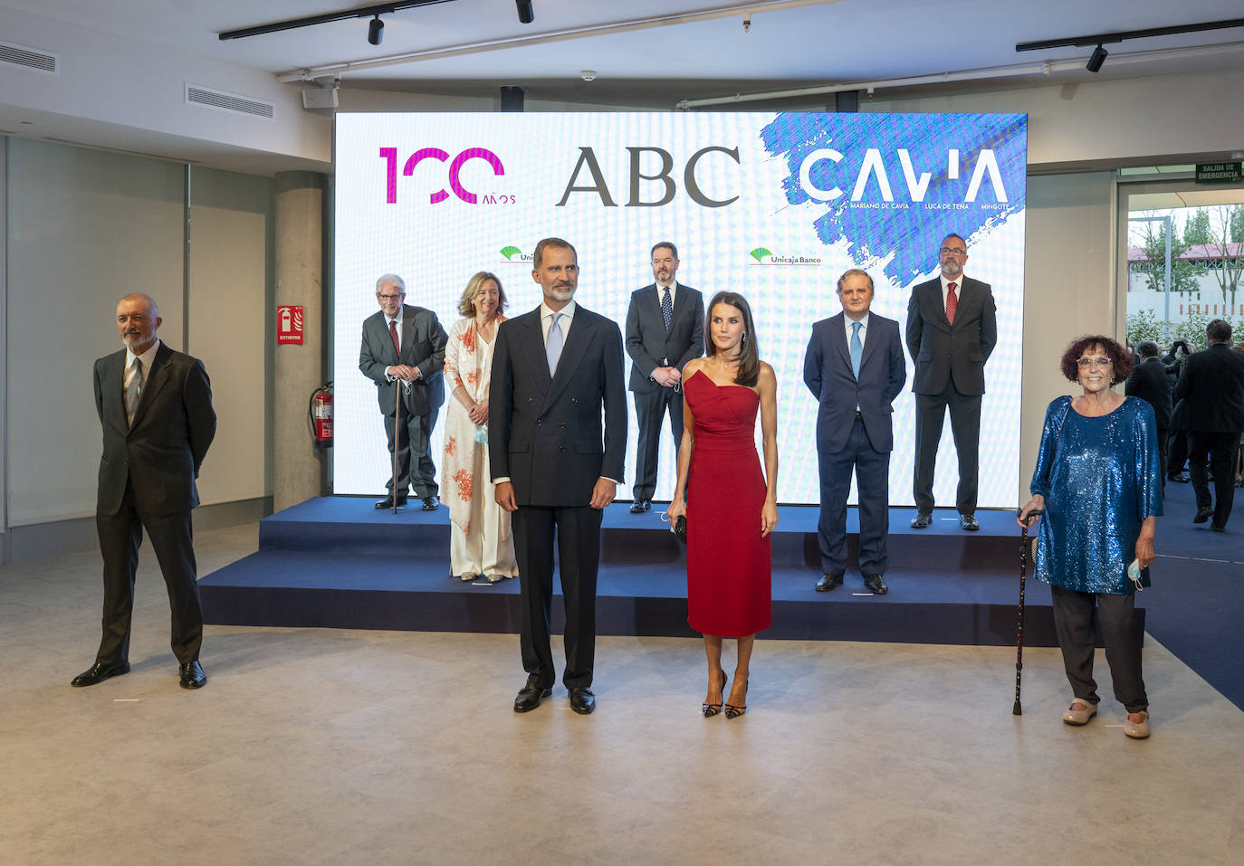 Los Reyes entregan en la nueva sede de ABC los Premios Cavia, Luca de Tena y Mingote a Arturo Perez Reverte, Maruja Torres y Daniel Duch. 