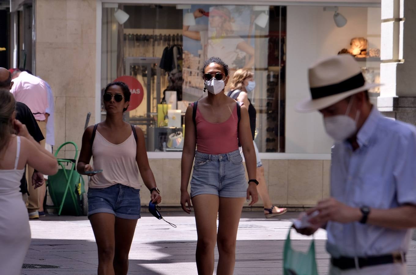 Casi todos los sevillanos llevan mascarilla