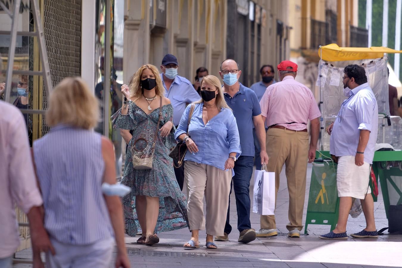 Casi todos los sevillanos llevan mascarilla