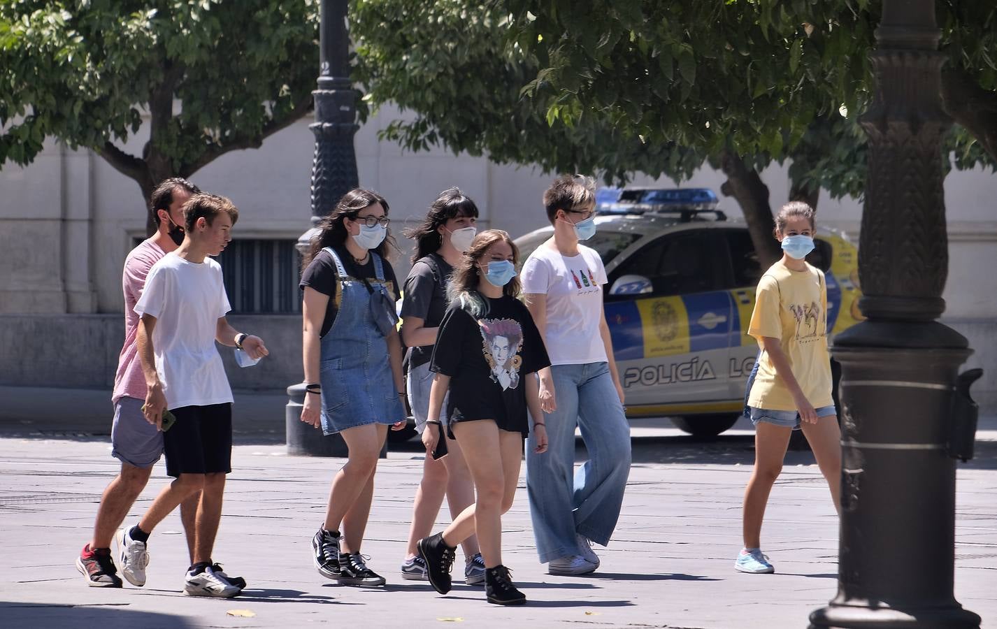 Casi todos los sevillanos llevan mascarilla