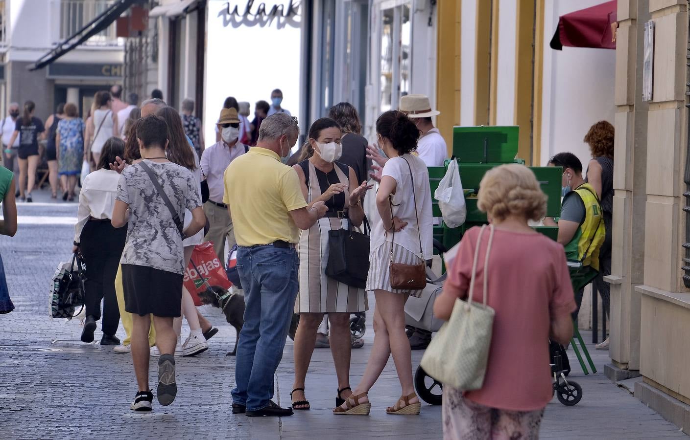 Casi todos los sevillanos llevan mascarilla