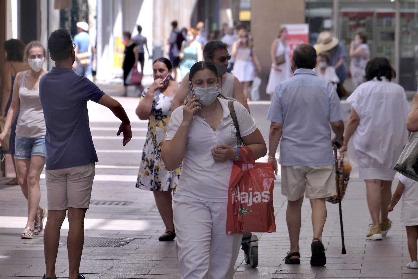 Casi todos los sevillanos llevan mascarilla