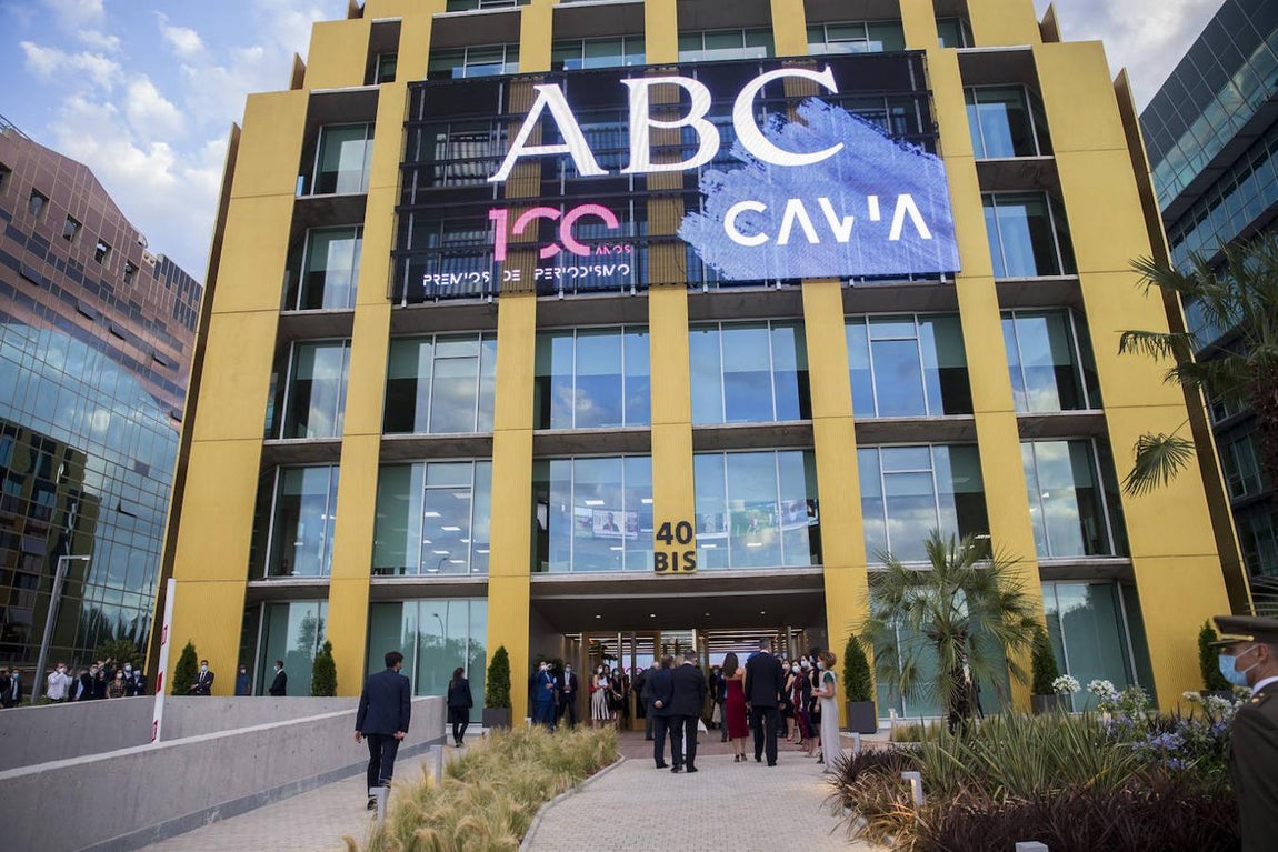 La nueva sede de ABC y Vocento ha acogido el centenario de los Premios Cavia. 