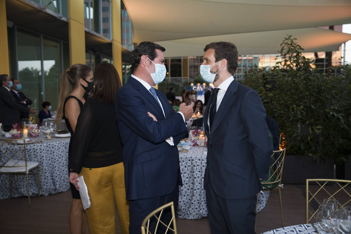 Antonio Garamendi, presidente de la CEOE, junto a Pablo Casado, líder del PP. 