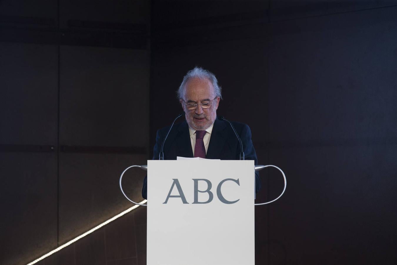 El director de la Real Academia Española (RAE) y presidente del jurado de los Premios Cavia, Luca de Tena y Mingote de 2020, Santiago Muñoz Machado, pronuncia un discurso. 