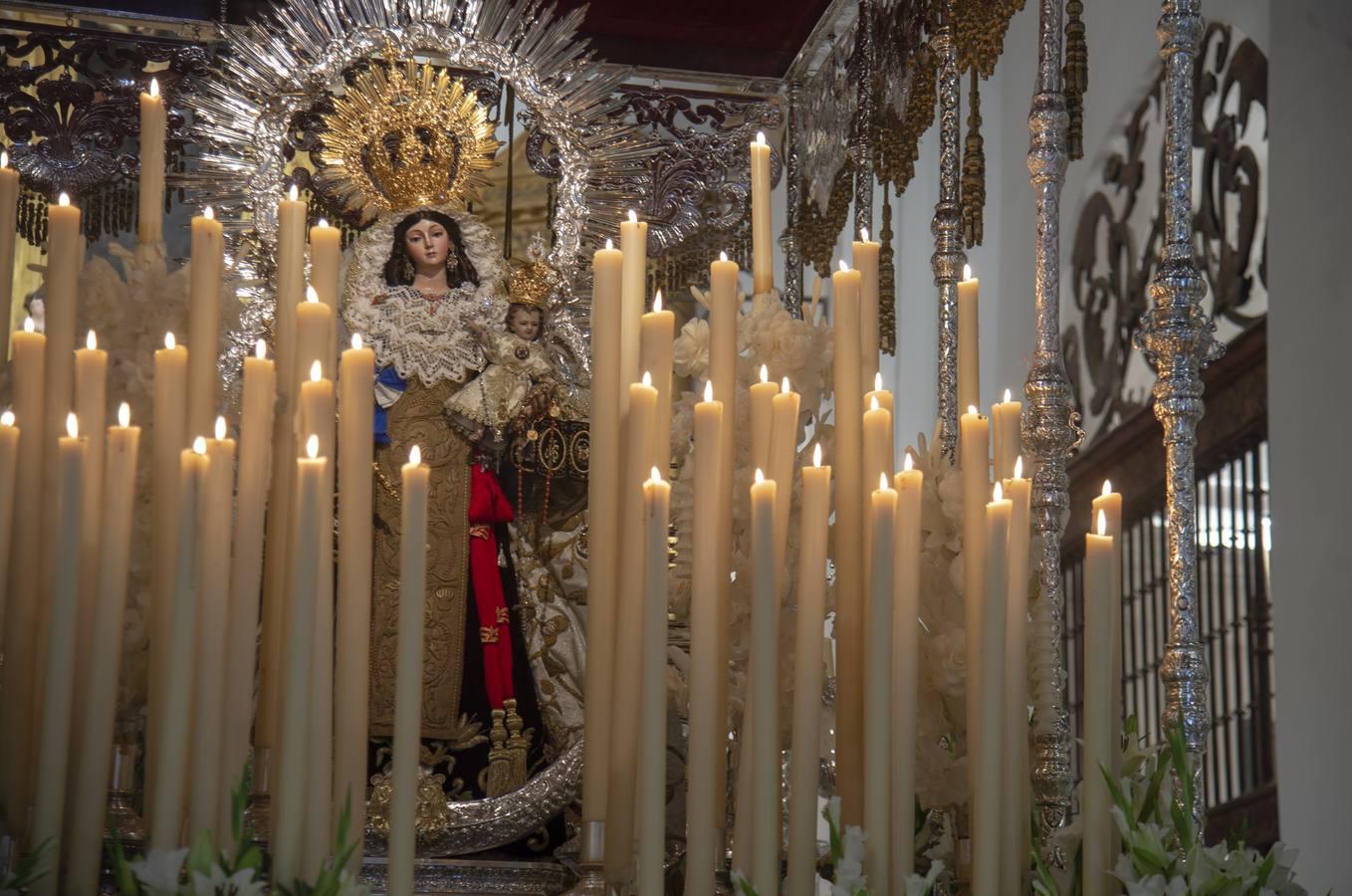 La Virgen del Carmen de Santa Catalina sobre su paso de palio