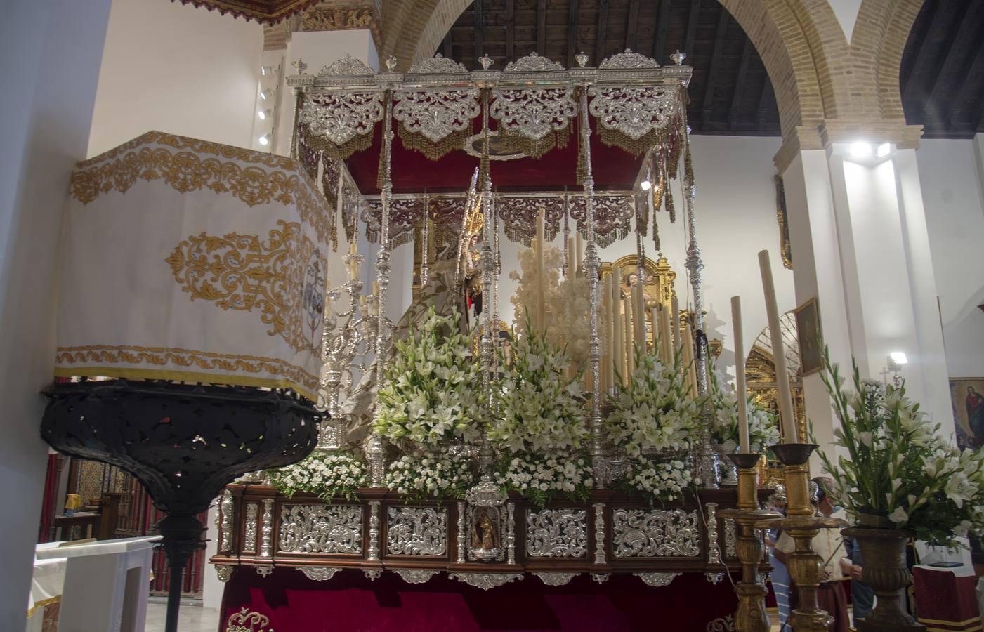 La Virgen del Carmen de Santa Catalina sobre su paso de palio