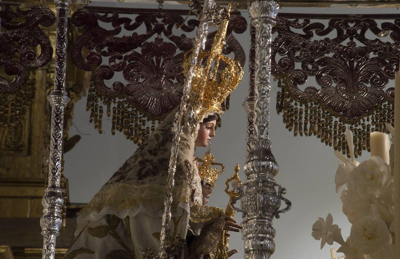 La Virgen del Carmen de Santa Catalina sobre su paso de palio