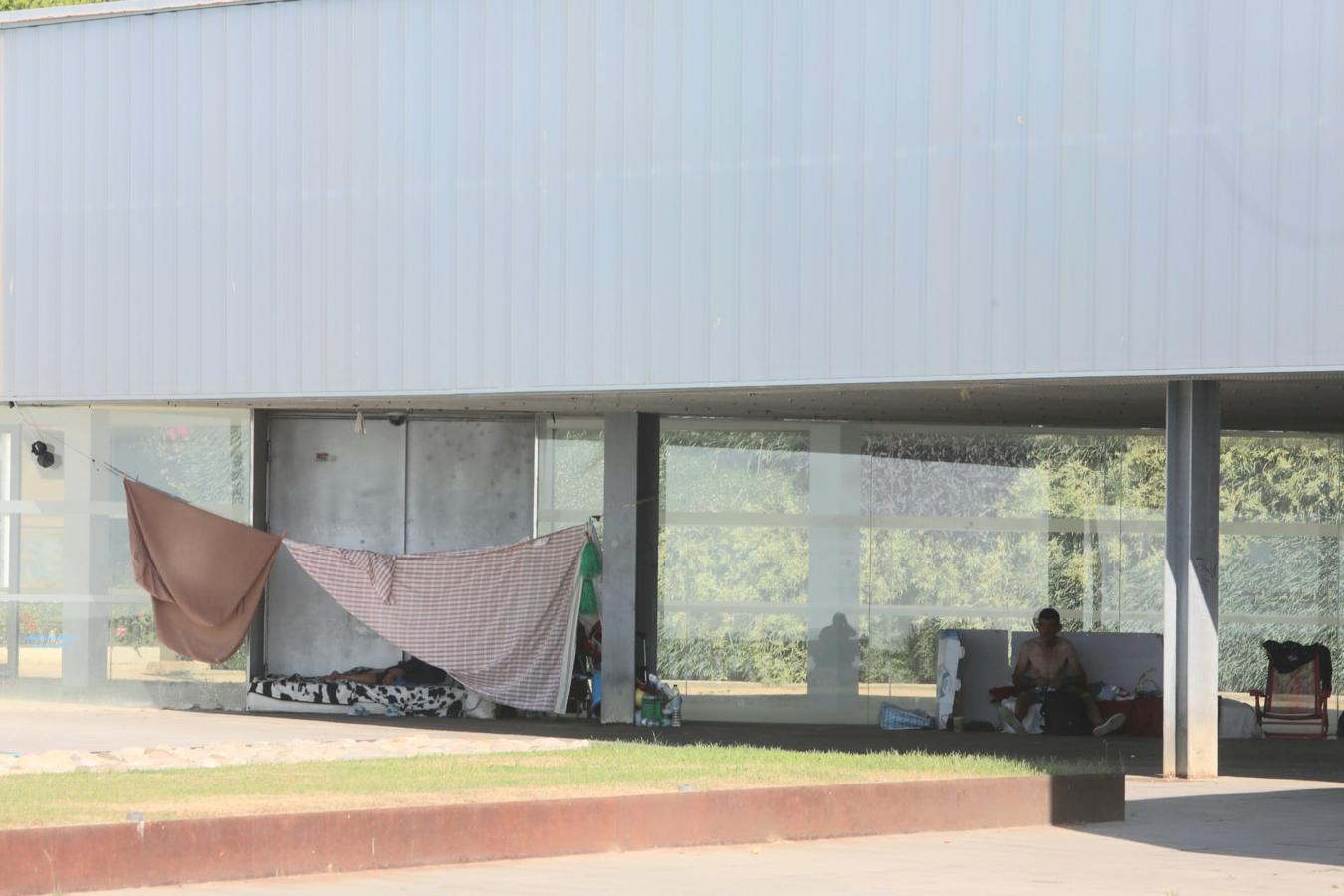 FOTOS: Personas sin hogar acampan en la ciudad